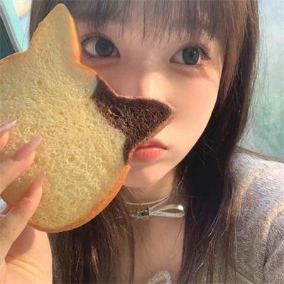 举杯畅饮的姐姐们